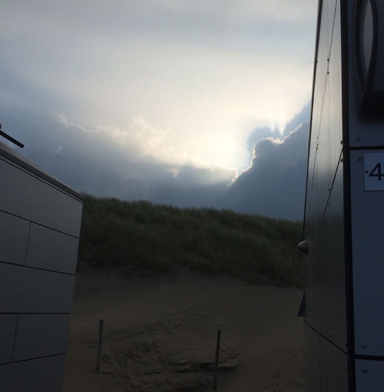 Donkere wolken achter ons strandhuisje