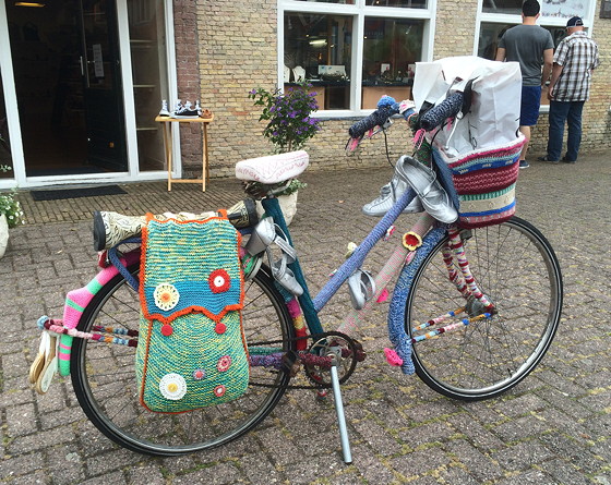 Ploggen 17 Juli 2015: Grou en Wandelen bij Sneekermeer creatief gebreide fiets